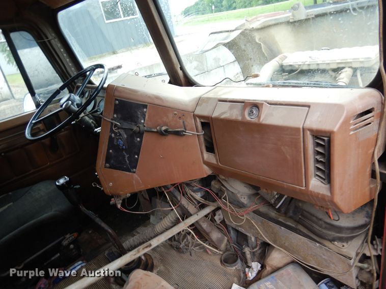 image for item DN0328 1986 Freightliner FLC  truck cab and chassis