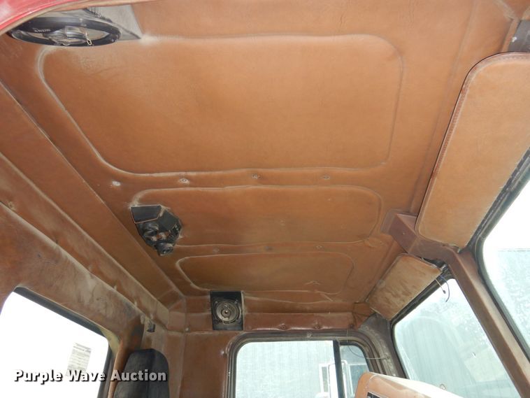 image for item DN0328 1986 Freightliner FLC  truck cab and chassis