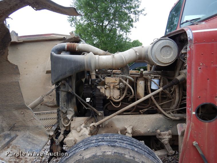 image for item DN0328 1986 Freightliner FLC  truck cab and chassis