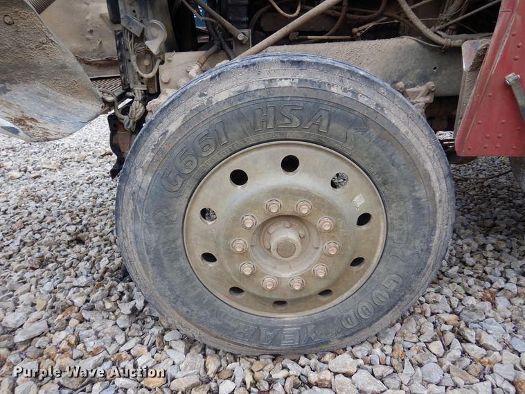 image for item DN0328 1986 Freightliner FLC  truck cab and chassis