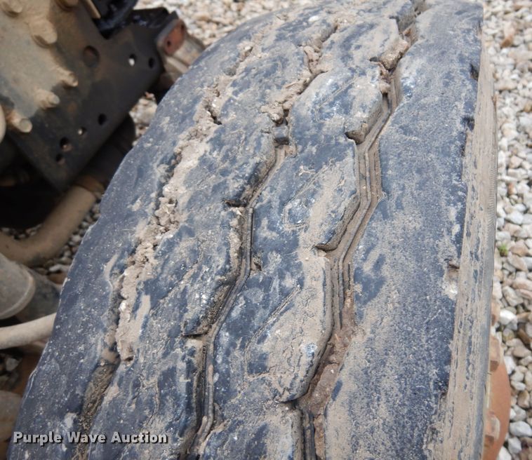 image for item DN0328 1986 Freightliner FLC  truck cab and chassis