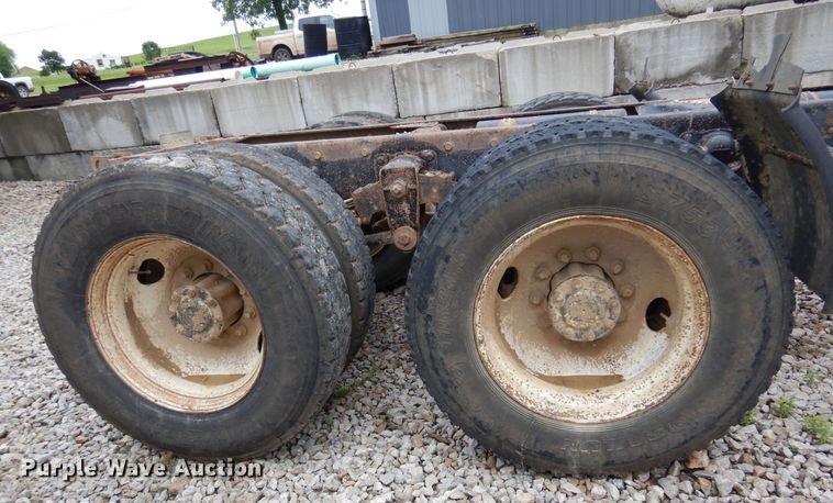 image for item DN0328 1986 Freightliner FLC  truck cab and chassis