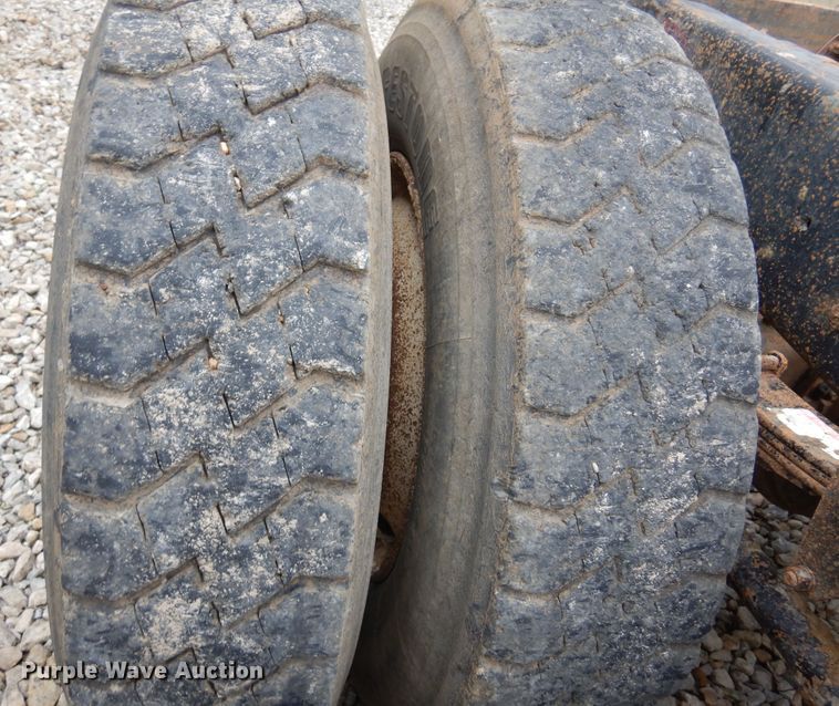 image for item DN0328 1986 Freightliner FLC  truck cab and chassis