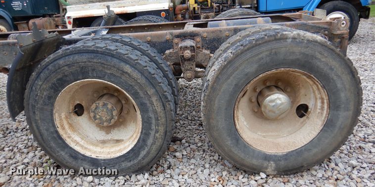 image for item DN0328 1986 Freightliner FLC  truck cab and chassis