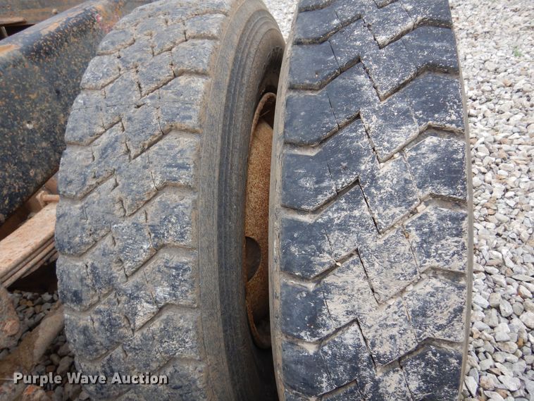 image for item DN0328 1986 Freightliner FLC  truck cab and chassis