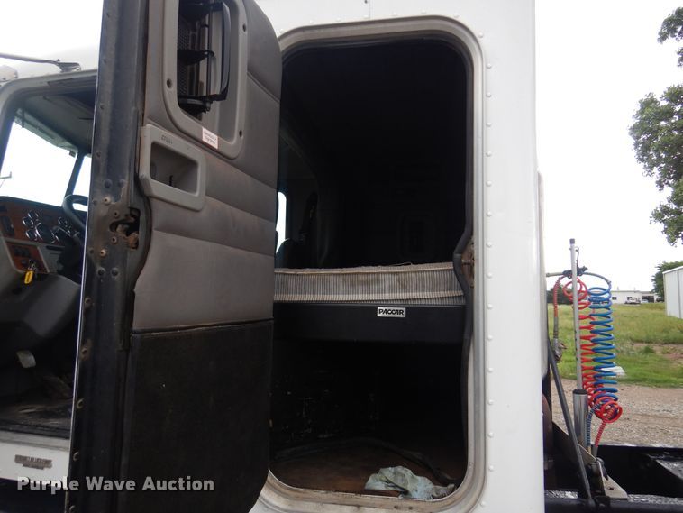 image for item DN0370 2008 Peterbilt 386  semi truck