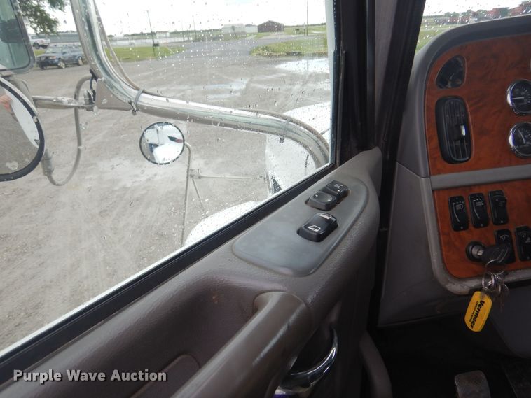 image for item DN0370 2008 Peterbilt 386  semi truck