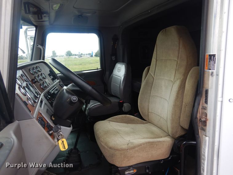 image for item DN0370 2008 Peterbilt 386  semi truck