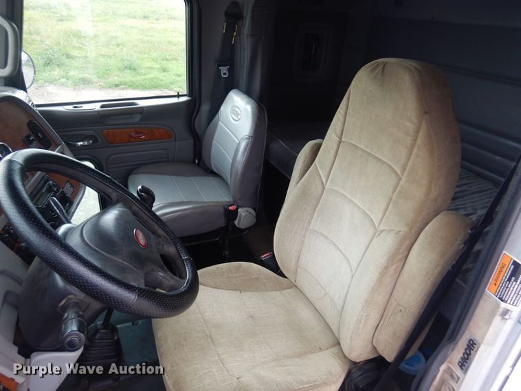 image for item DN0370 2008 Peterbilt 386  semi truck