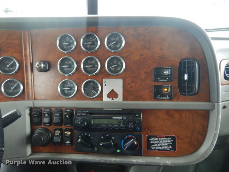 image for item DN0370 2008 Peterbilt 386  semi truck