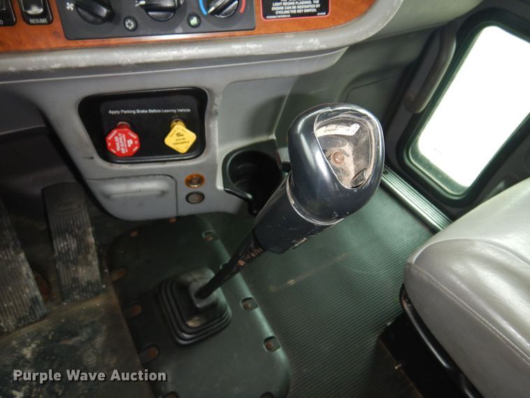 image for item DN0370 2008 Peterbilt 386  semi truck