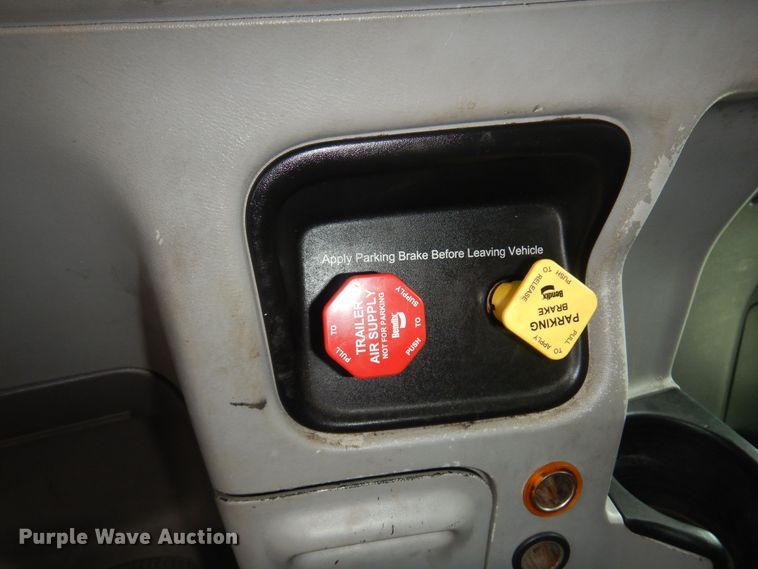 image for item DN0370 2008 Peterbilt 386  semi truck