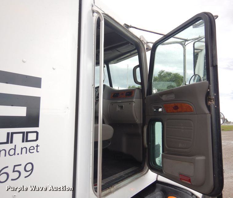 image for item DN0370 2008 Peterbilt 386  semi truck