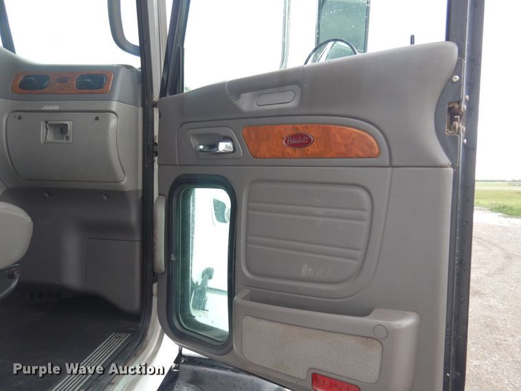 image for item DN0370 2008 Peterbilt 386  semi truck