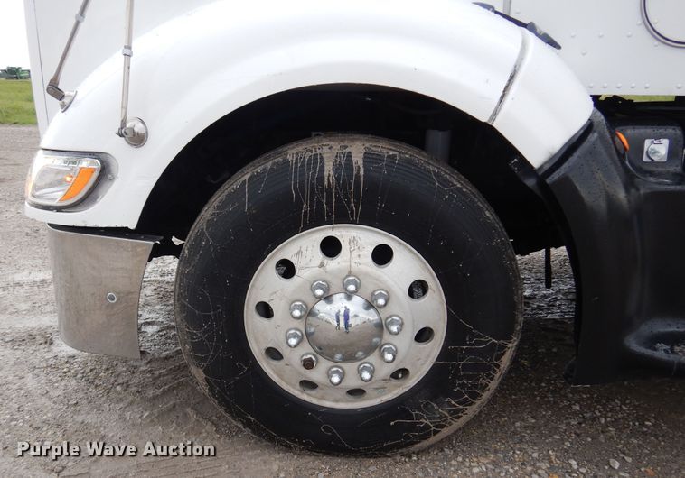 image for item DN0370 2008 Peterbilt 386  semi truck