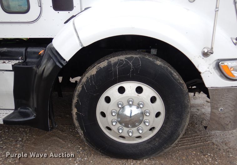 image for item DN0370 2008 Peterbilt 386  semi truck