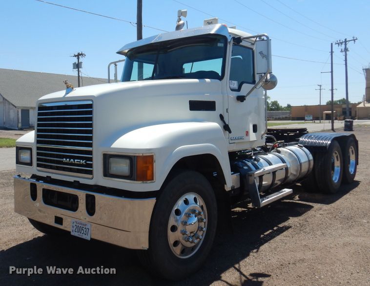 image for item DN0383 2015 Mack CHU613  semi truck