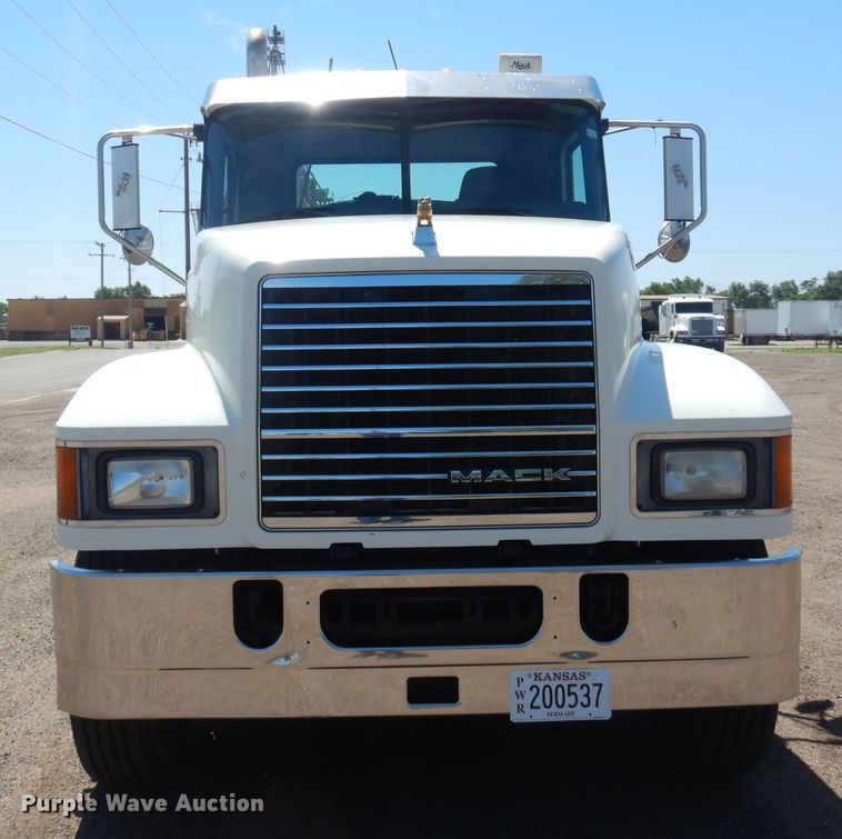 image for item DN0383 2015 Mack CHU613  semi truck