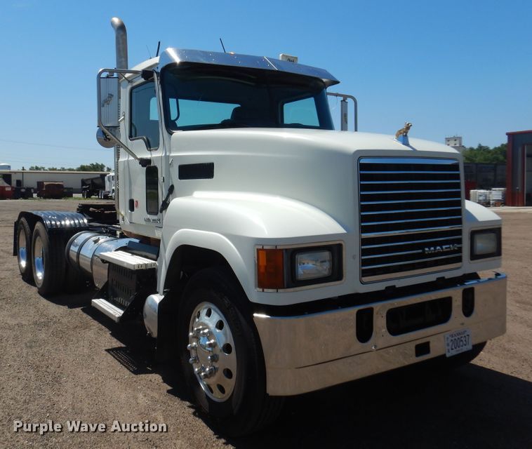 image for item DN0383 2015 Mack CHU613  semi truck