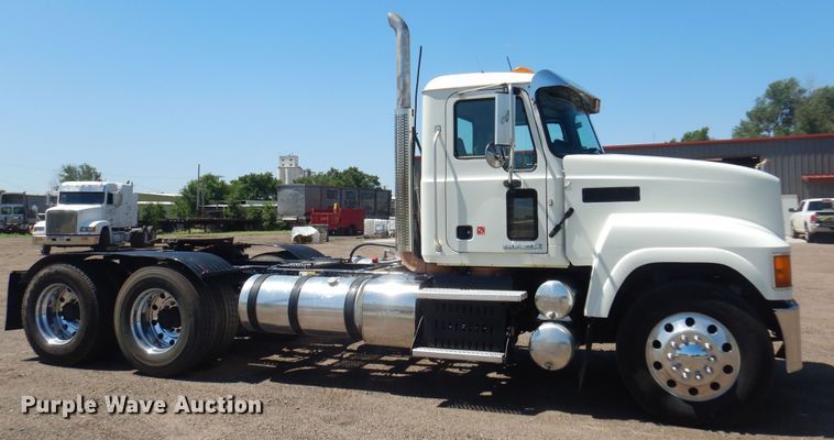 image for item DN0383 2015 Mack CHU613  semi truck