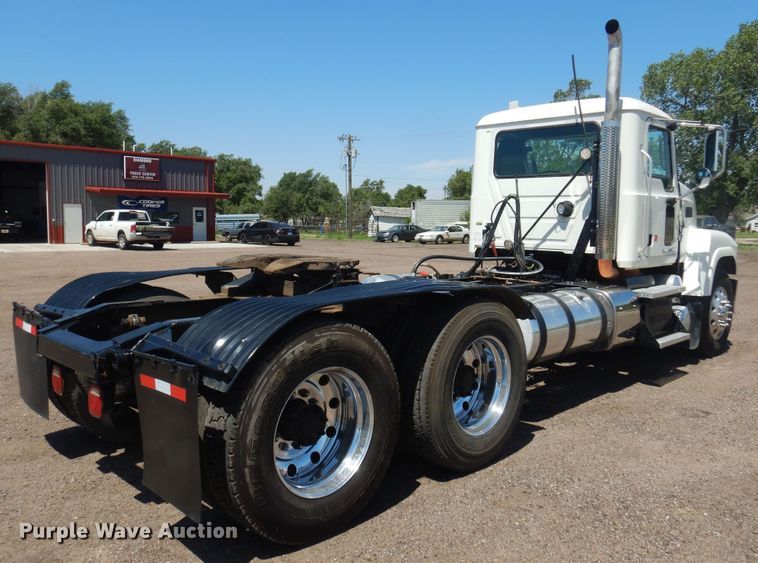 image for item DN0383 2015 Mack CHU613  semi truck