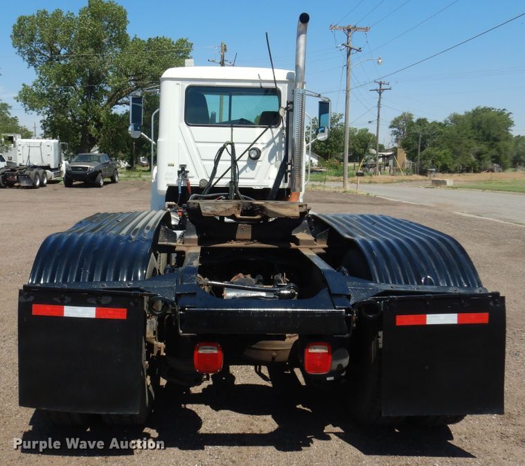 image for item DN0383 2015 Mack CHU613  semi truck