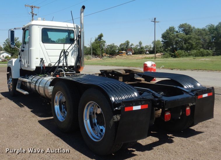 image for item DN0383 2015 Mack CHU613  semi truck