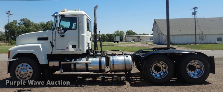 image for item DN0383 2015 Mack CHU613  semi truck