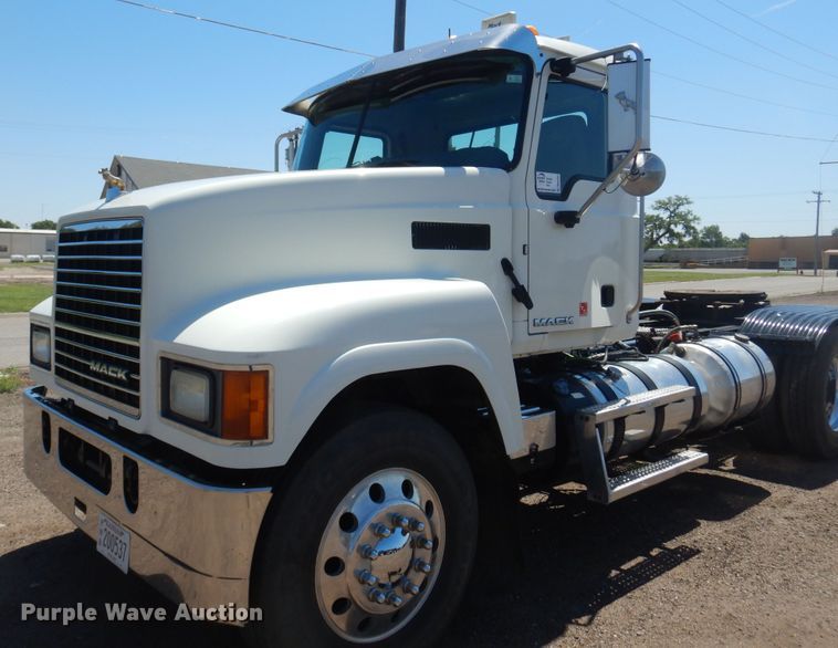 image for item DN0383 2015 Mack CHU613  semi truck