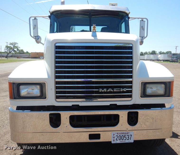 image for item DN0383 2015 Mack CHU613  semi truck