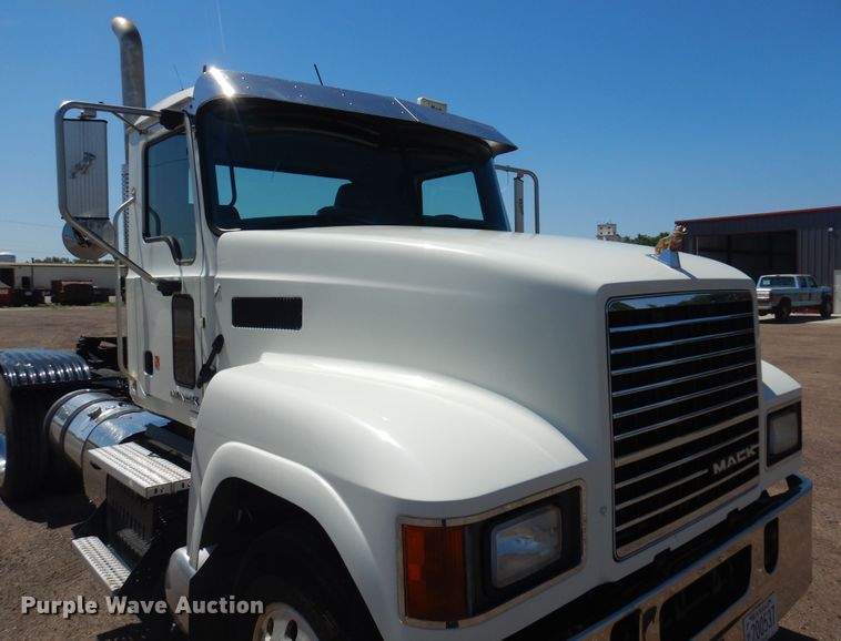 image for item DN0383 2015 Mack CHU613  semi truck
