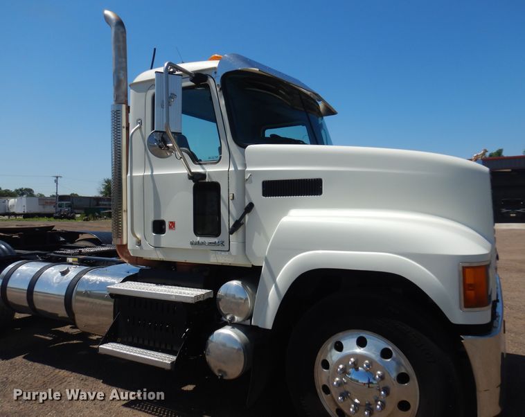 image for item DN0383 2015 Mack CHU613  semi truck
