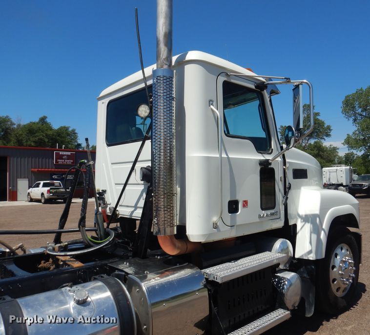 image for item DN0383 2015 Mack CHU613  semi truck