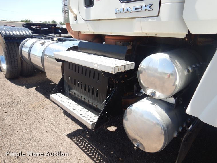 image for item DN0383 2015 Mack CHU613  semi truck