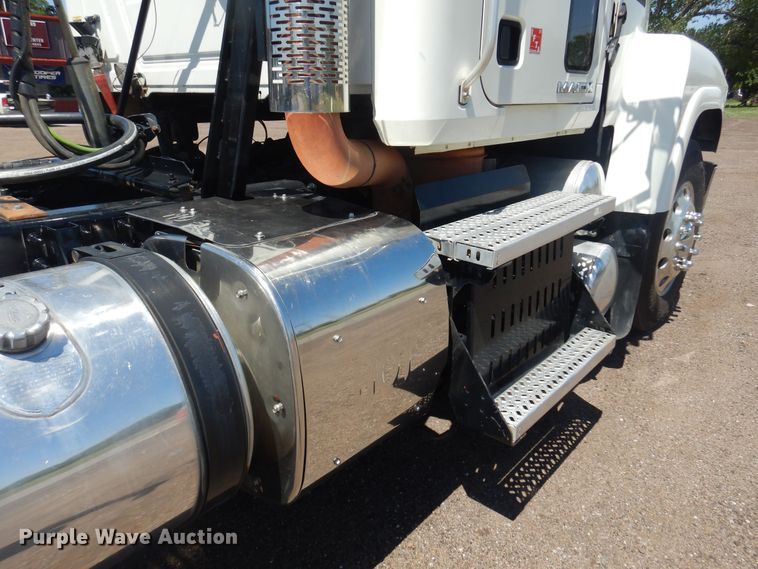 image for item DN0383 2015 Mack CHU613  semi truck