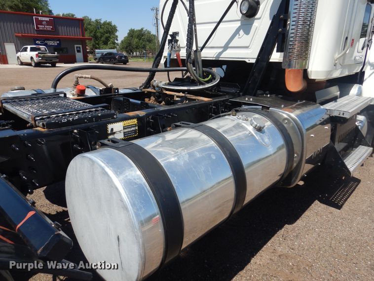 image for item DN0383 2015 Mack CHU613  semi truck