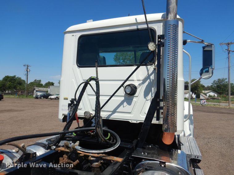 image for item DN0383 2015 Mack CHU613  semi truck