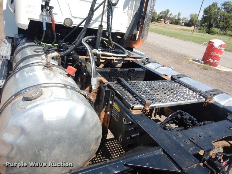 image for item DN0383 2015 Mack CHU613  semi truck