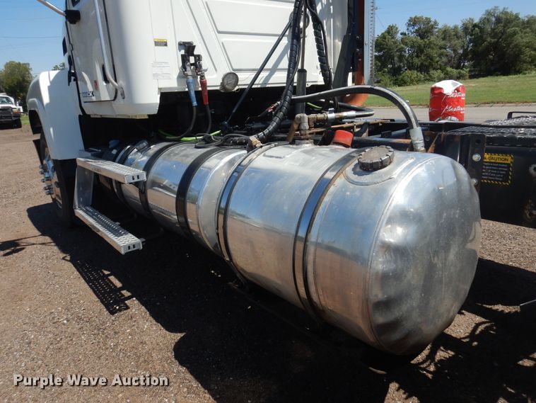 image for item DN0383 2015 Mack CHU613  semi truck