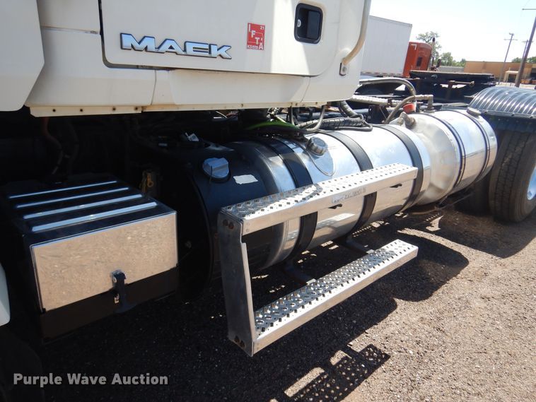 image for item DN0383 2015 Mack CHU613  semi truck