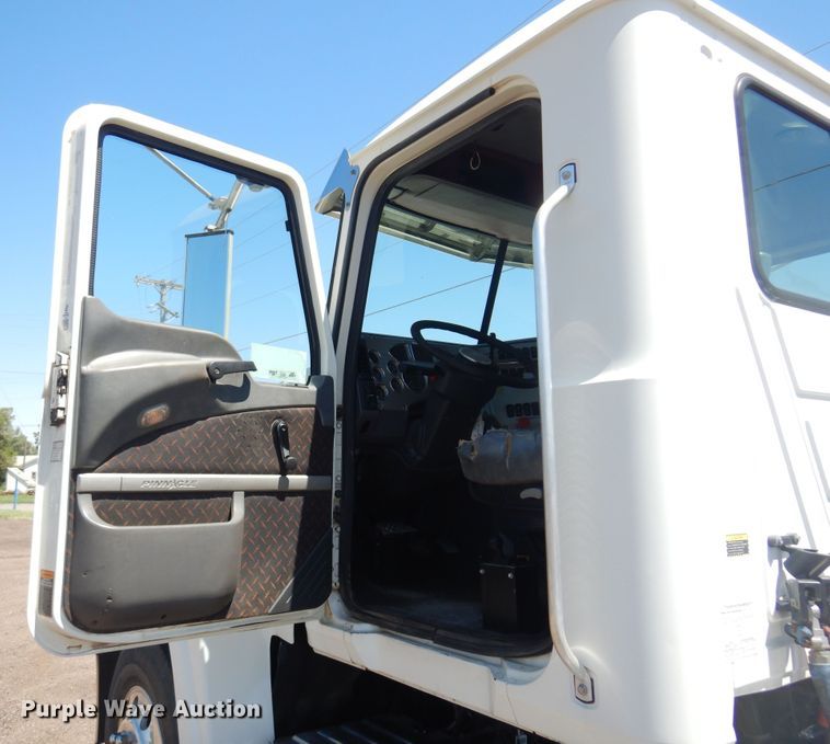 image for item DN0383 2015 Mack CHU613  semi truck