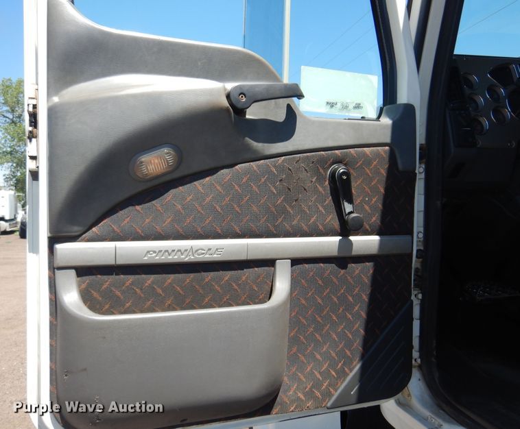 image for item DN0383 2015 Mack CHU613  semi truck