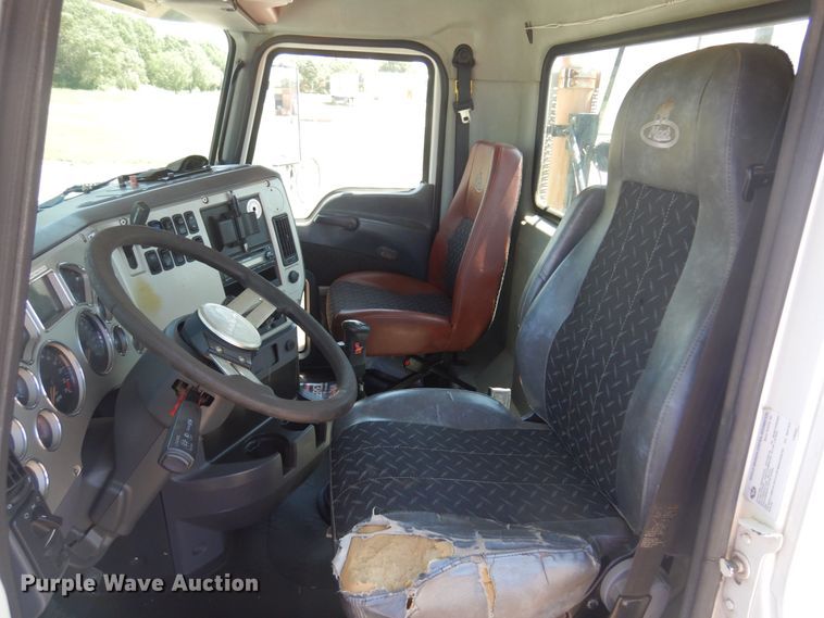 image for item DN0383 2015 Mack CHU613  semi truck