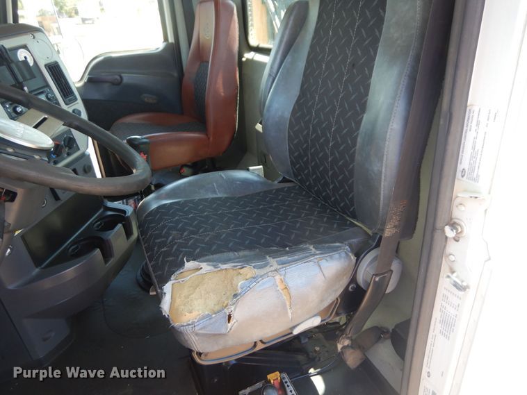 image for item DN0383 2015 Mack CHU613  semi truck