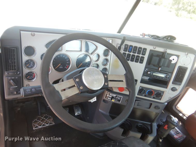 image for item DN0383 2015 Mack CHU613  semi truck