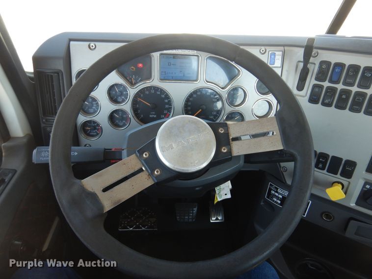 image for item DN0383 2015 Mack CHU613  semi truck