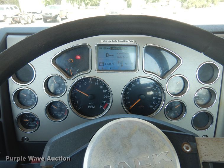 image for item DN0383 2015 Mack CHU613  semi truck