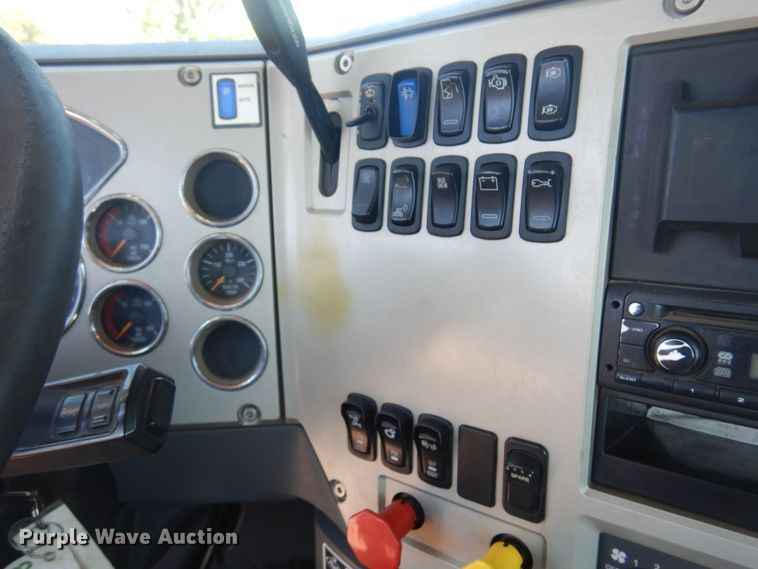 image for item DN0383 2015 Mack CHU613  semi truck