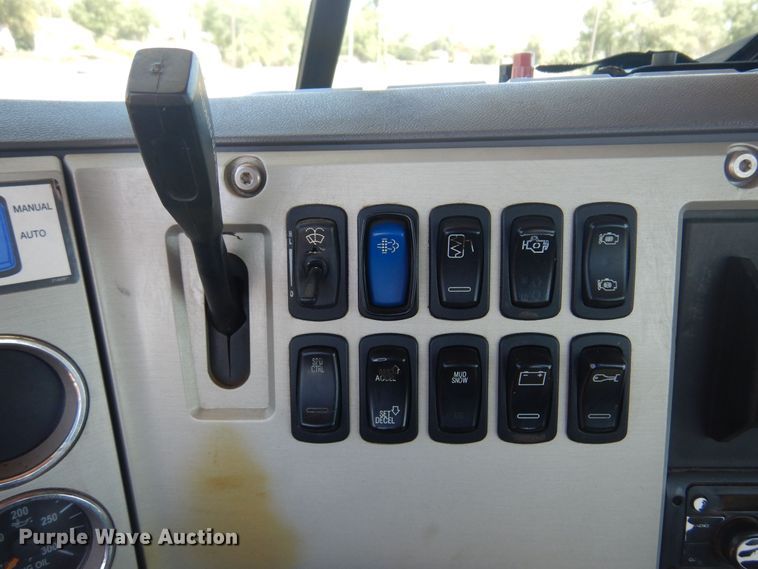 image for item DN0383 2015 Mack CHU613  semi truck