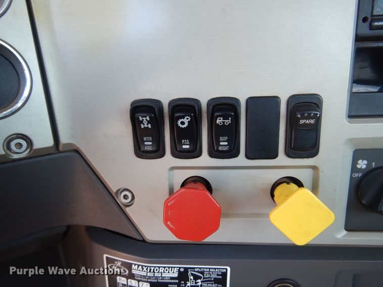 image for item DN0383 2015 Mack CHU613  semi truck